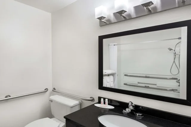 غرفة قياسية بسريرين كوين، Rodeway Inn & Suites Chandler - Phoenix South I-10 3/3