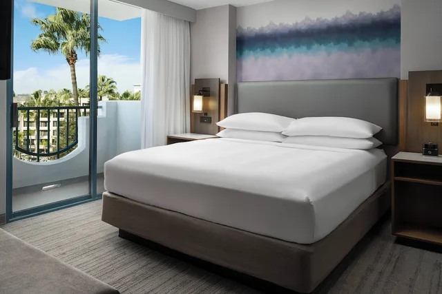 جناح بسرير كينج مع أريكة، Costa Mesa Marriott 1/4