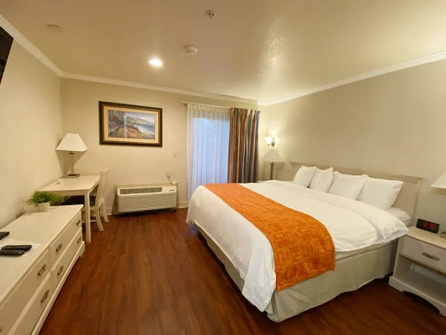 غرفة قياسية بسرير كينج، Monarch Valley Inn Marina at Monterey Bay 1/1