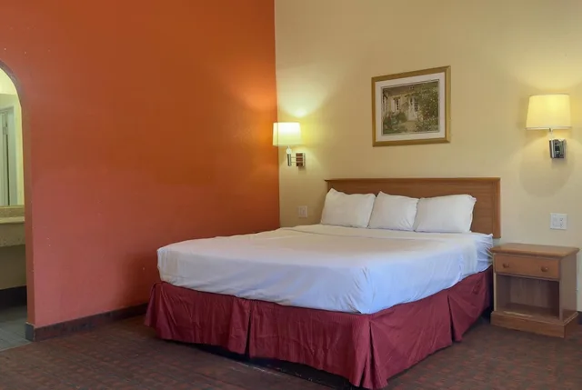 غرفة بسرير كينج، Travelodge by Wyndham Lubbock 1/2