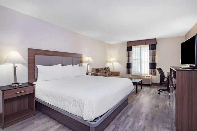 غرفة قياسية بسرير كينج لذوي الإعاقة، Ramada By Wyndham Hendersonville 2/5