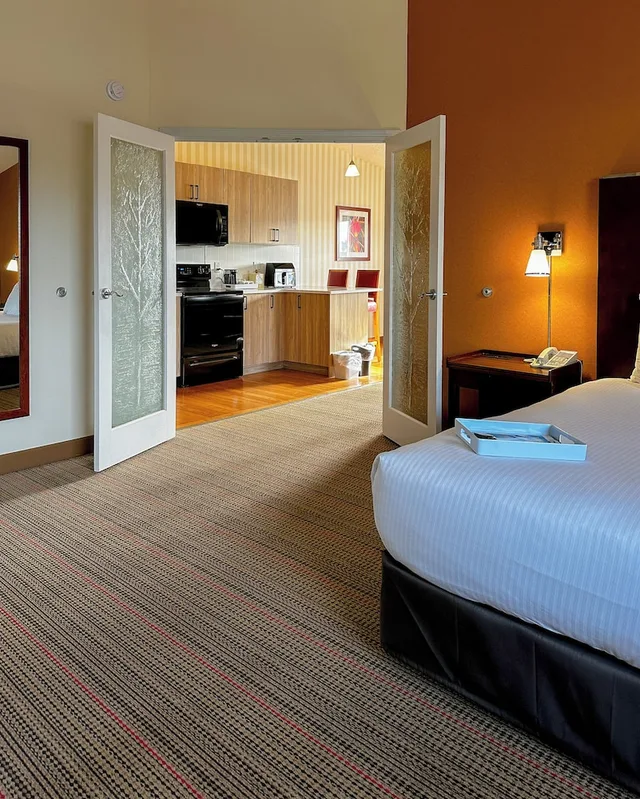 غرفة سوبيريور بسرير كينج بحوض جاكوزي، Four Points By Sheraton Prince George 5/10