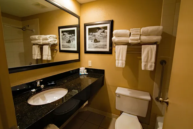 Gallery, Suite, King Bed, Jetted Tub، Best Western Plus Heritage Inn 5/6