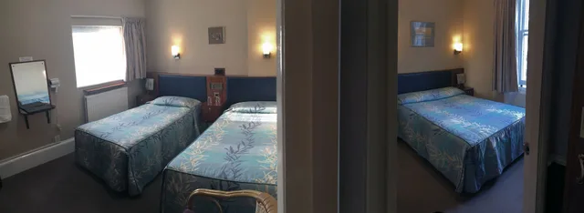 Adjoining, Family Suite, Double and Twin Beds, Shared Bathroom، Mitre House 10/10