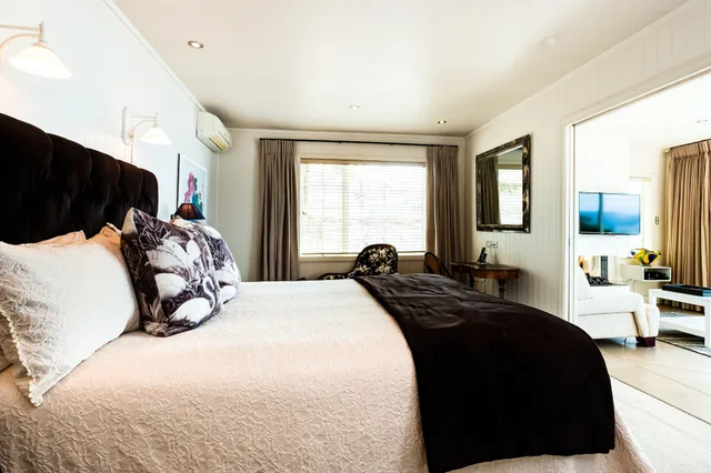 Cottage, Suite, King Bed، On The Point Lake Rotorua 1/7