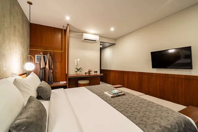 غرفة ديلوكس بسرير كينج بإطلالة على المسبح بشرفة، JAPA Suites and Villas 3/3