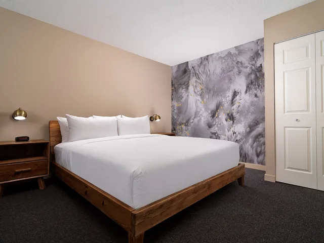 جناح استوديو تنفيذي بسرير كينج مع أريكة، HUNTINGDON MANOR(FORMERLY Huntingdon Hotel & Suites) 1/2