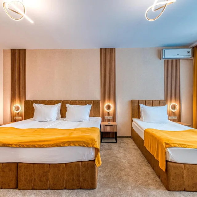 غرفة ثلاثية مع سرير إضافي، Montecito Hotel Sofia 1/8