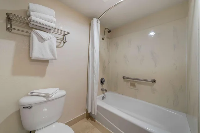 Room, King Bed, 2 Queen Beds, Partial Harbour View، Best Western Plus Northwoods Inn 7/9
