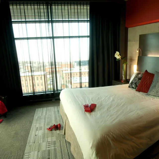 جناح بريستيج بسرير كينج، Grand Times Hotel Sherbrooke 4/8