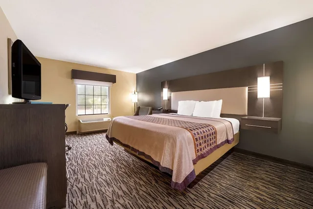 غرفة قياسية بسرير كينج، Best Western Bradbury Inn & Suites 1/7