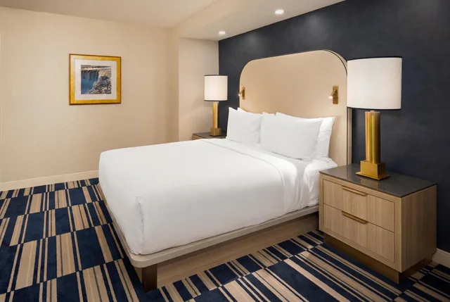 Suite, 3 Beds, Falls View، Embassy Suites By Hilton Niagara Falls Fallsview 2/3