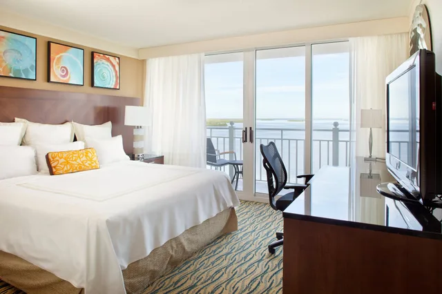1 Bedroom, Suite, King Bed, Water View, Sofa, Captiva Tower، Marriott Sanibel Harbour Resort And Spa 1/10