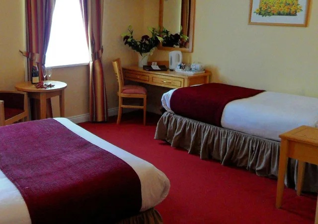غرفة عائلية، The Western Hotel 2/2