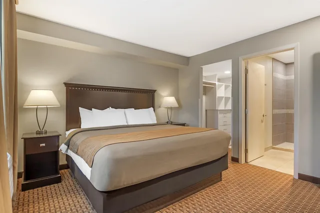 جناح بسرير كينج بمنطقة جلوس بمطبخ، Best Western Plus Vintage Valley Inn 3/5