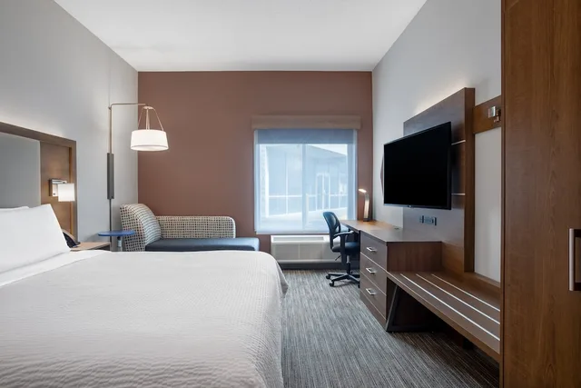غرفة قياسية بسرير كينج، Holiday Inn Express Hotel Suites Clinton 1/8