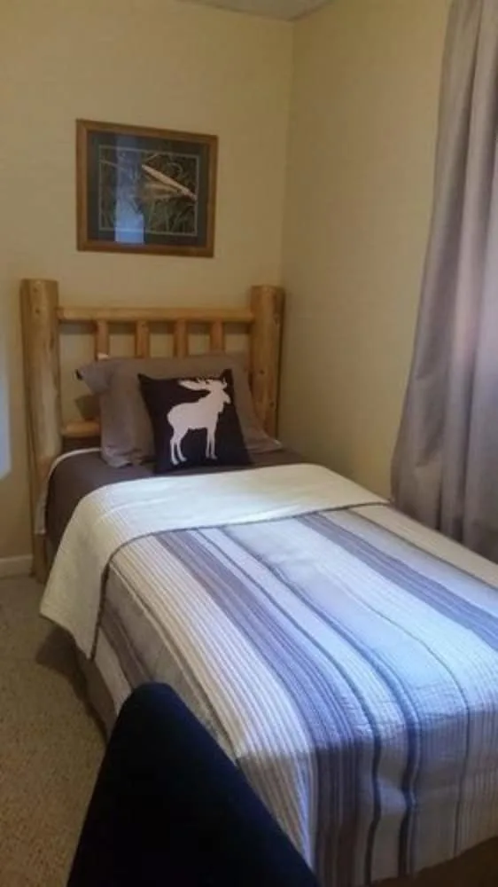 غرفة ثلاثية بسرير كوين وسرير فردي، Jewel Lake Bed Breakfast 1/2