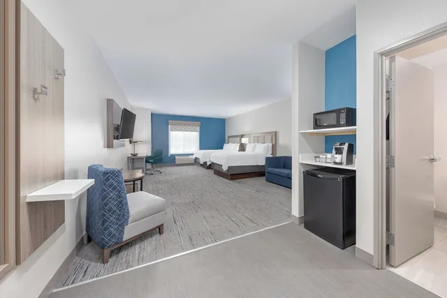 Suite, 2 Queen Beds, Sofa, Holiday Inn Express And Suites Granbury 4/6