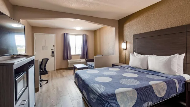 غرفة بسرير كينج مع أريكة للمدخنين، SureStay Hotel by Best Western Olathe 2/5