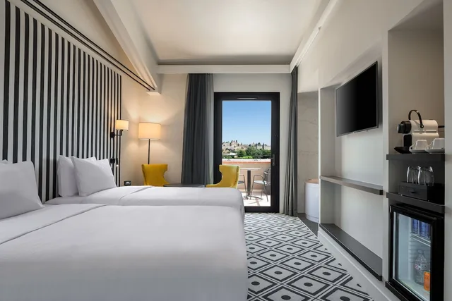غرفة ديلوكس بسريرين منفصلين بإطلالة على المدينة بشرفة، Hotel du Roi & Spa by SOWELL COLLECTION 1/3