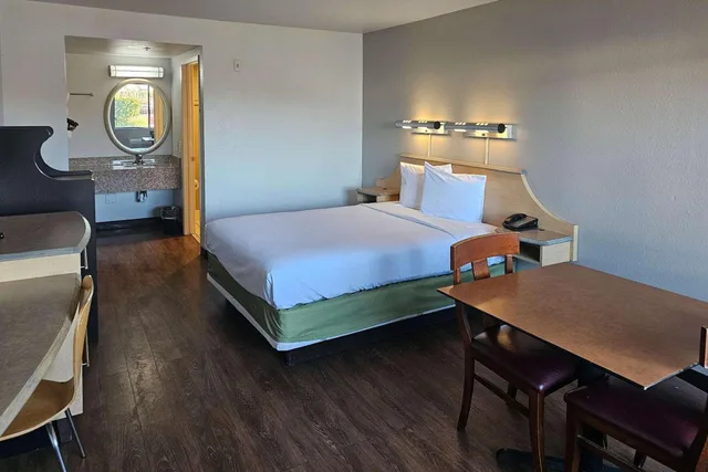 غرفة بسرير كوين بحوض استحمام لذوي الإعاقة، Rodeway Inn & Suites Rancho Mirage - Palm Desert Area 1/3