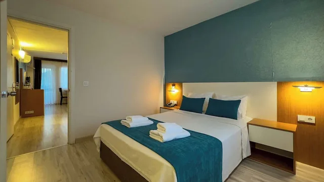 جناح فاخر بسرير كوين بإطلالة على البحر بغرفة نوم واحدة مع أريكة، La Bella Suit Otel 1/10