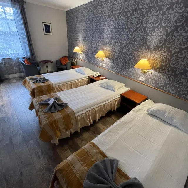 غرفة ثلاثية، Nb Hotel 5/10