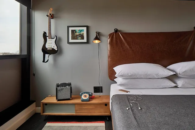 غرفة بسرير كينج لذوي الإعاقة، Moxy Minneapolis Uptown 1/3
