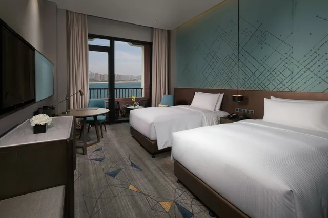 غرفة ديلوكس بسريرين منفصلين بإطلالة على البحر بشرفة، DoubleTree by Hilton Qingdao Oriental Movie Metropolis 2/6