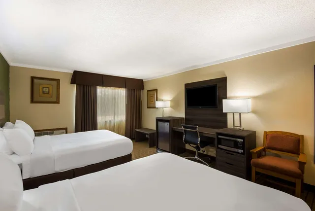 غرفة بسريرين كوين يُسمح فيها بالحيوانات الأليفة، Best Western Prairie Inn & Conference Center 2/4