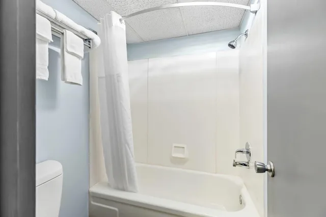 Efficiency, Queen Bed، Days Inn by Wyndham Salina South 10/10