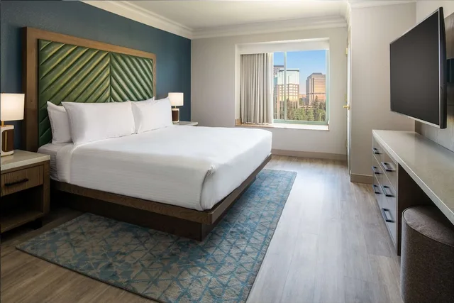 جناح رئاسي بسرير كينج بإطلالة على النهر بغرفتين، Embassy Suites by Hilton Sacramento Riverfront Promenade 1/3