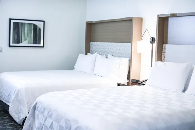 غرفة بسريرين مزدوجين بإطلالة على المسبح، Holiday Inn Hotel And Suites St Cloud 1/2