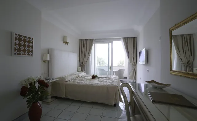 غرفة قياسية بسرير مزدوج بشرفة في الطابق الأرضي، Hotel Villa Fraulo 2/5