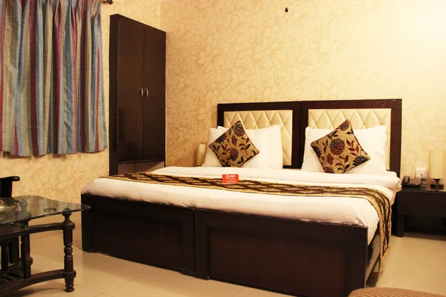 غرفة بسرير مزدوج أو سريرين منفصلين، Oyo 2407 Hotel Gera's M1 1/5