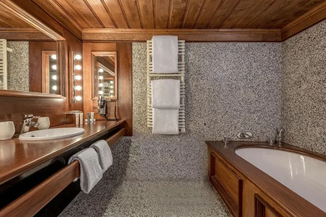 جناح بريستيج بسرير كوين مع أريكة، Lodge Park 8/10