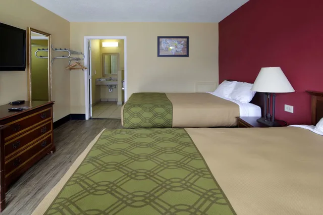 Standard, 2 Queen Beds, Econo Lodge Town Center 4/6