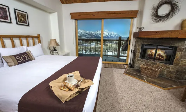 جناح بسرير كوين، Spring Creek Ranch 7/10