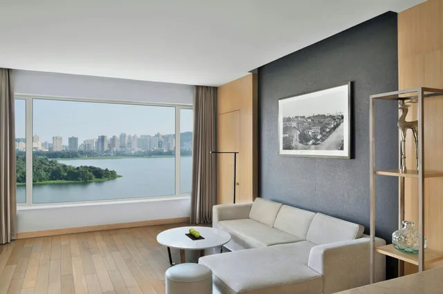 Club, Suite, with View, The Westin Mumbai Powai Lake (ex Renaissance Mumbai) 5/8