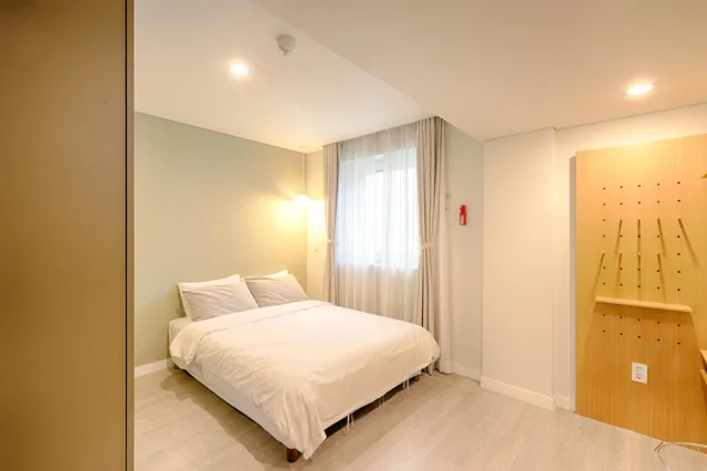 غرفة ديلوكس بسرير كوين، Upflo Hostel 2/2