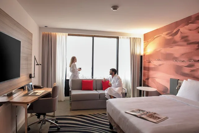 غرفة قياسية بسرير مزدوج بإطلالة على المدينة مع أريكة، Novotel Sharjah Expo Centre 5/10
