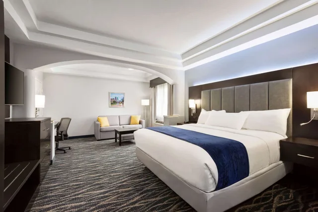 جناح بسرير كينج مع أريكة بمطبخ، Days Inn & Suites by Wyndham Houston Hobby Airport 1/3