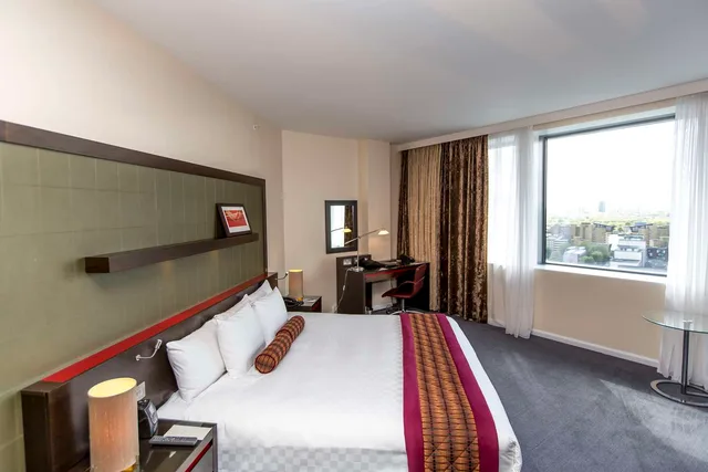 جناح جونيور، Hilton London Canary Wharf 1/4
