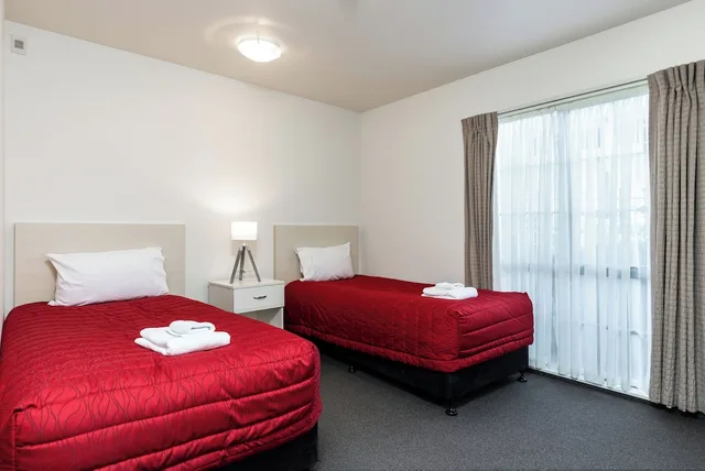 شقة عائلية بسرير كينج وسريرين منفصلين بغرفتي نوم، Jasmine Court Motel 1/5