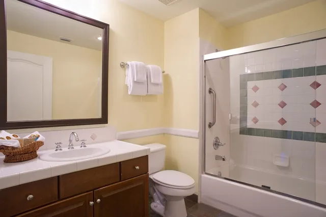 جناح بسريرين منفصلين وسرير كينج بغرفتي نوم مع أريكة، Hilton Vacation Club Grand Beach Orlando 10/16