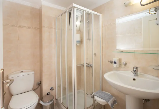 غرفة كلاسيكية بسرير مزدوج بإطلالة جزئية على البحر، PANTHEON HOTEL 6/7