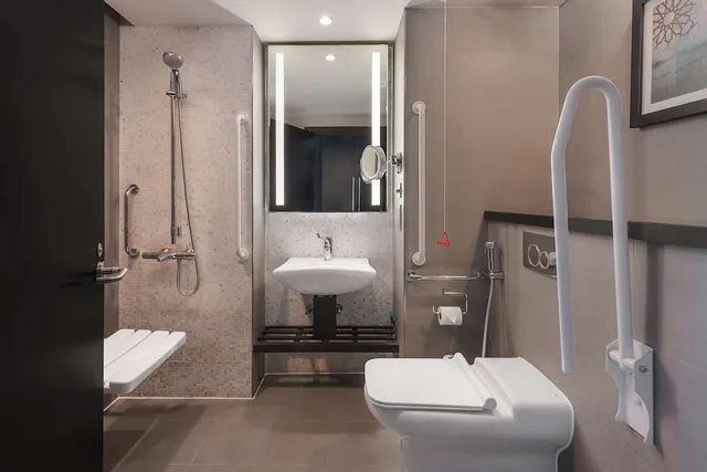 غرفة سوبيريور بسريرين منفصلين بشرفة، Radisson Blu Hotel & Resort Al Ain 6/8