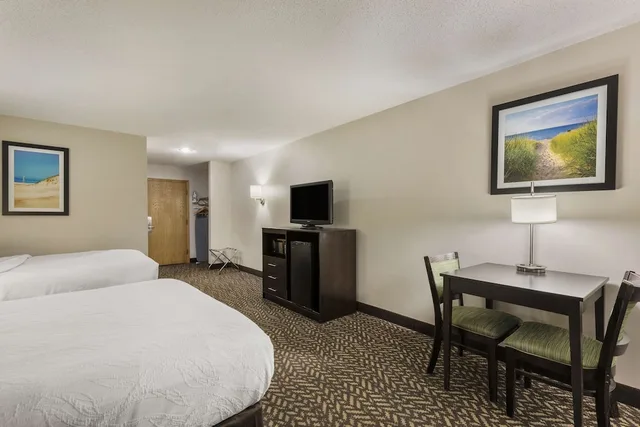 Standard, 2 Queen Beds, Lake Side, Sofa، Best Western Indian Oak 3/7