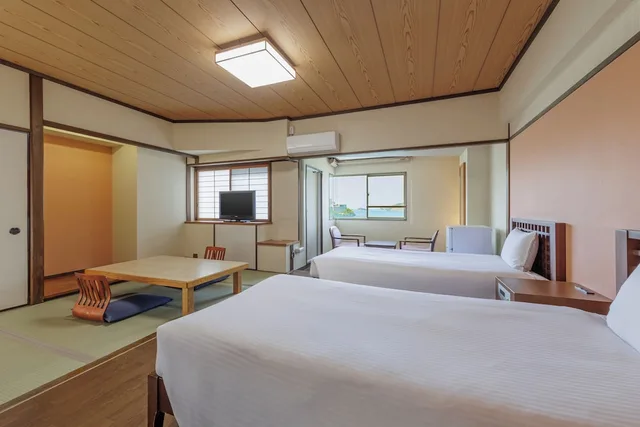 غرفة يابانية غربية قياسية بسريرين منفصلين وفرشتي فوتون بإطلالة على البحر، Izumigo Toba Dog Paradise Hotel 2/5
