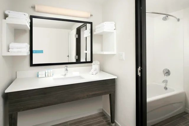 جناح بسرير كينج بشرفة، Hampton Inn & Suites Anaheim - Garden Grove 1/2
